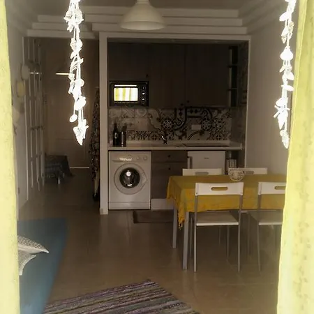 Casa De Los Corazones Amarillos